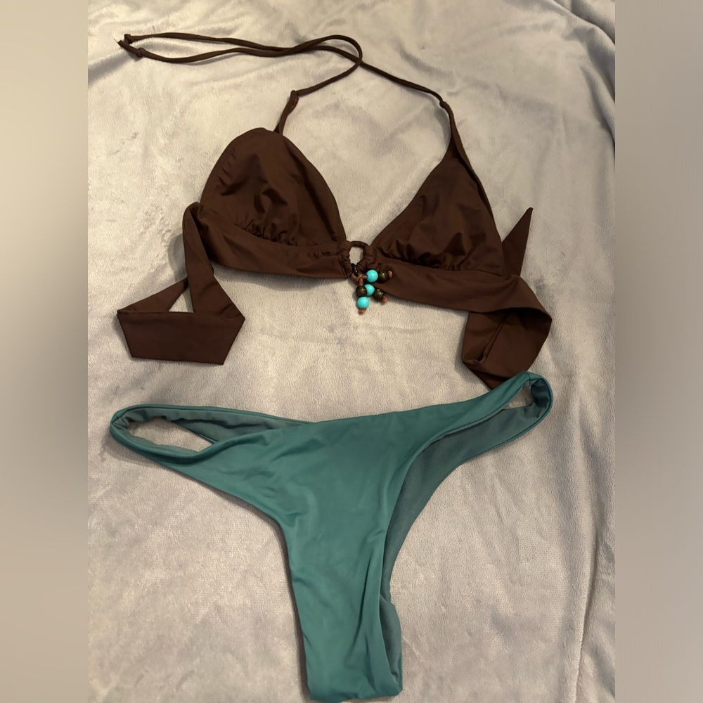 Bikini - Picture 1 of 7